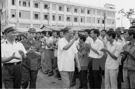 Tổng Bí thư Lê Duẩn thăm nhà máy đóng tàu Ba Son, Thành phố Hồ Chí Minh, ngày 19/3/1980.